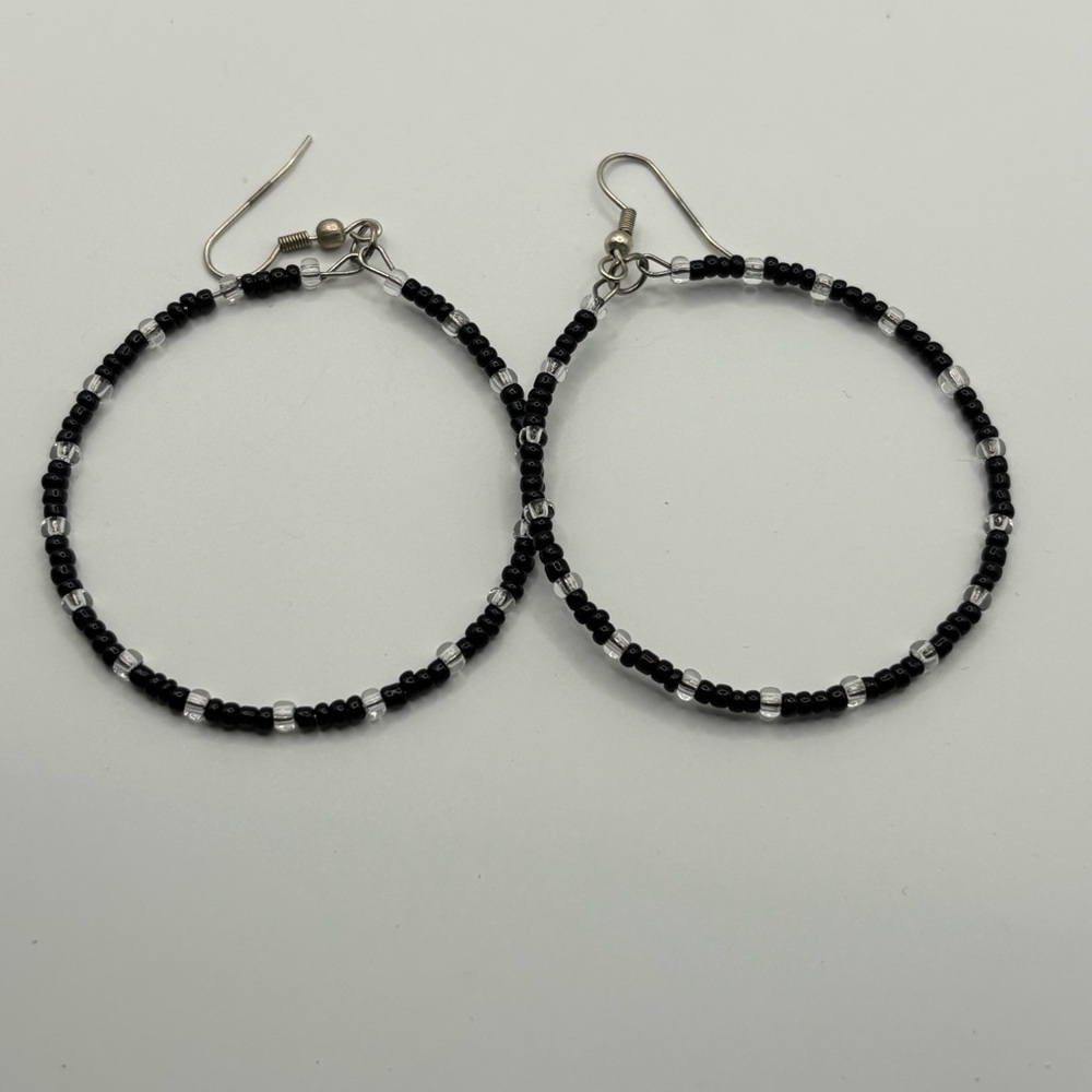 Black and white seed bead dangle earrings - Picture 4 of 4